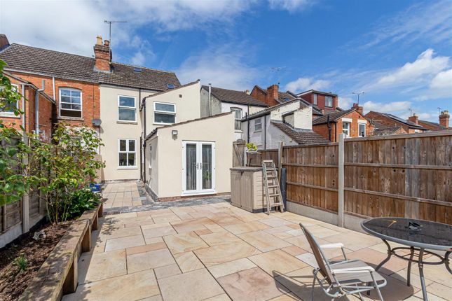2 bed property, in Astwood Road, £275,000