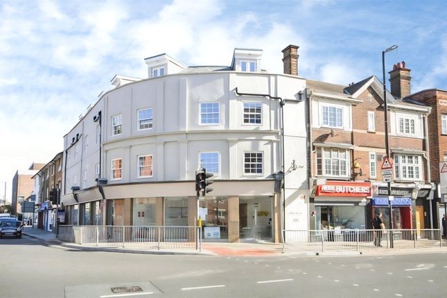 1 bed property, in Broomfield Road, £200,000