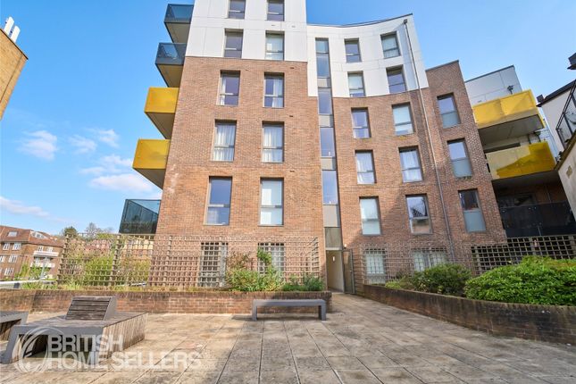 1 bed property, in Finchley Road, £420,000