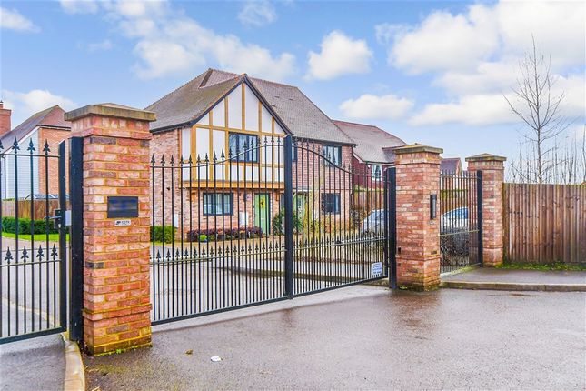 3 bed property, in Sapphire Park, £400,000