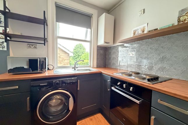1 bed property, in Brighton Road, £129,950
