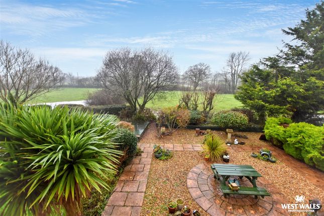 4 bed property, in Templeton, £400,000
