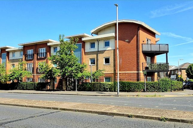 2 bed property, in Uxbridge Road, £200,000