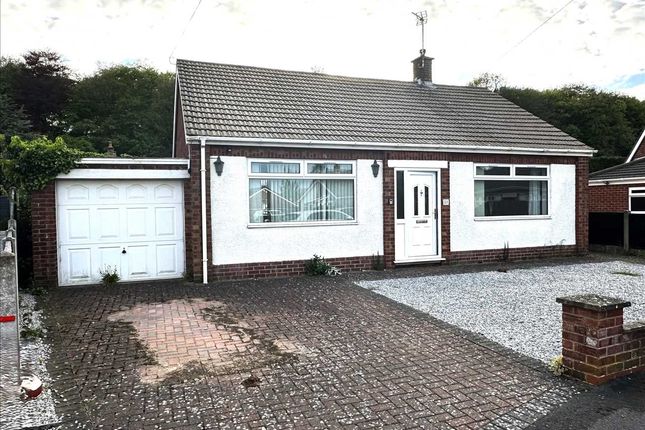 2 bed property, in Woodland Drive, £250,000
