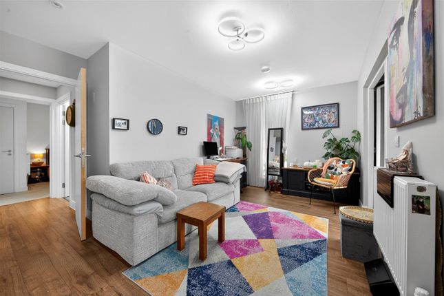 3 bed property, in Edgware Road, £675,000