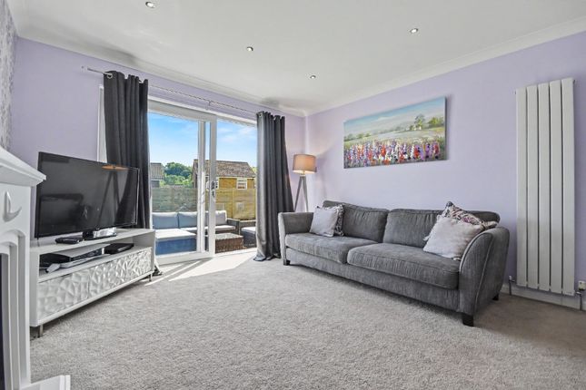 5 bed property, in Findhorn Crescent, £280,000