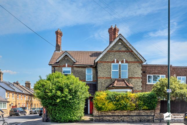 2 bed property, in Waldegrave Road, £225,000