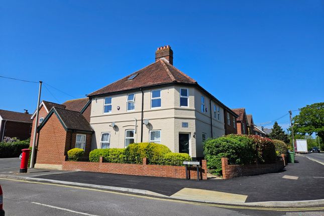 1 bed property, in The Avenue, £575,000