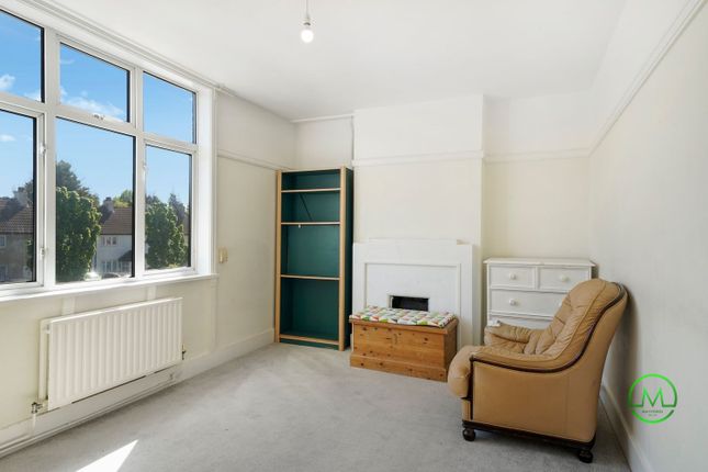 3 bed property, in Pinner Road, £385,000