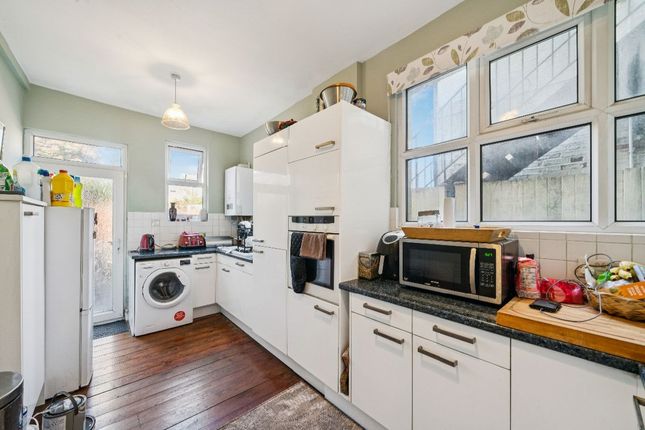 3 bed property, in Upper Richmond Road West, £935,000