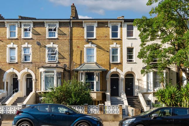 1 bed property, in Amhurst Road, £225,000