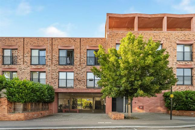 1 bed property, in Gainsford Road, £300,000