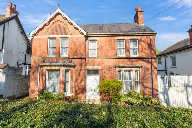 4 bed property, in Thornhill Road, £750,000