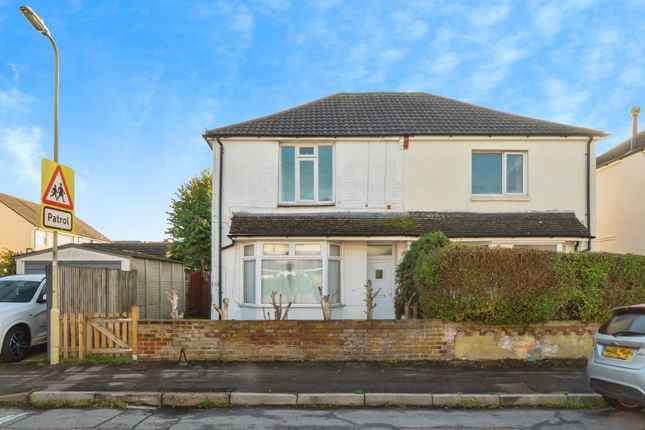 1 bed property, in Chamberlayne Road, £100,000