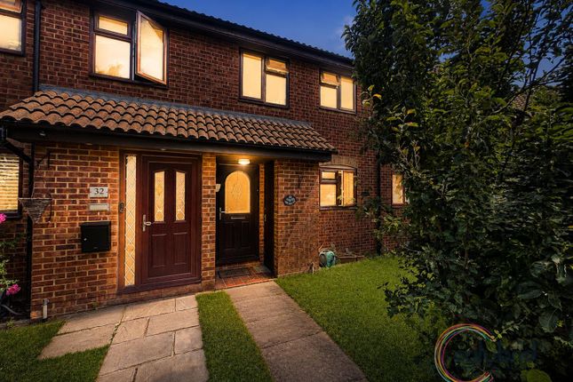 2 bed property, in Ark Avenue, £340,000