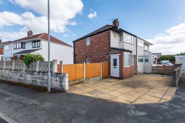 2 bed property, in Windy Arbour Close, £140,000