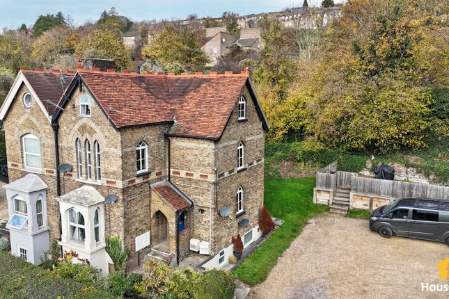 1 bed property, in West Wycombe Road, £190,000