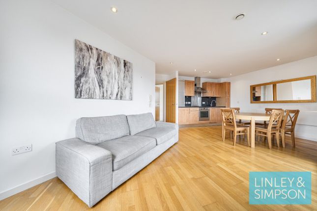 2 bed property, in Gateway West, £175,000