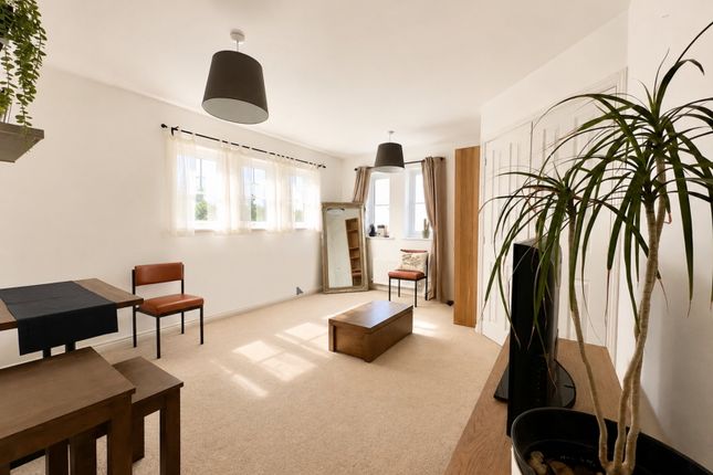 2 bed property, in Greensand View, £210,000