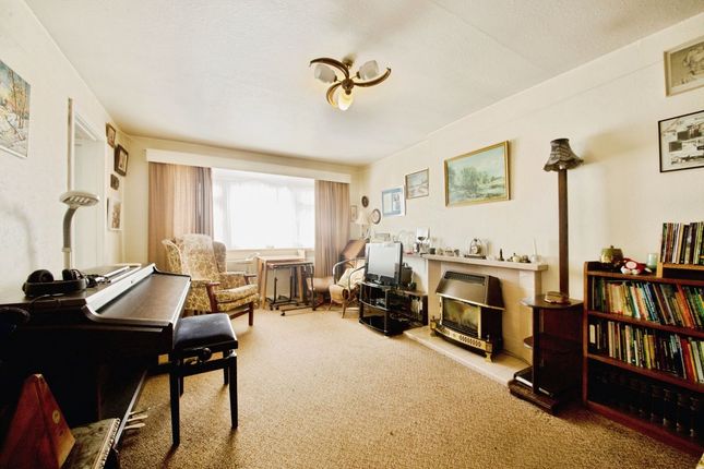 2 bed property, in Gerrards Close, £400,000
