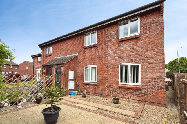 3 bed property, in Phipps Close, £285,000
