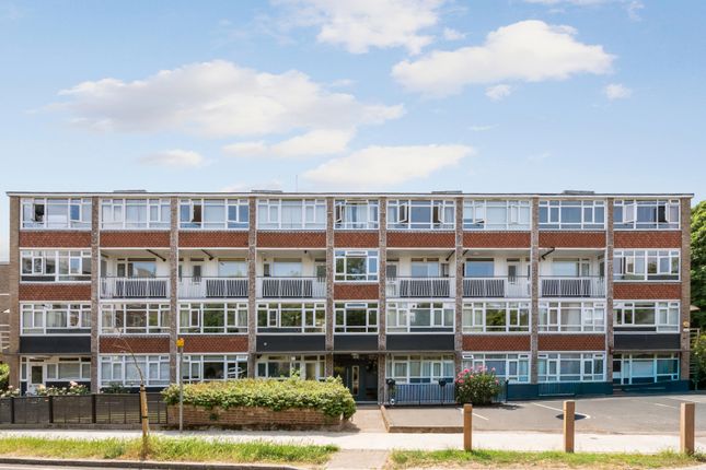 3 bed property, in Garden Royal, £690,000