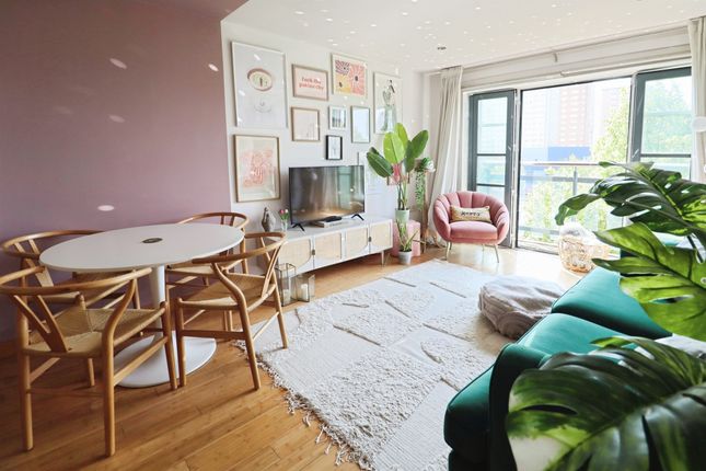 2 bed property, in South Mews, £210,000