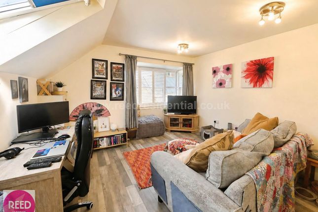 2 bed property, in Ronald Park Avenue, £260,000