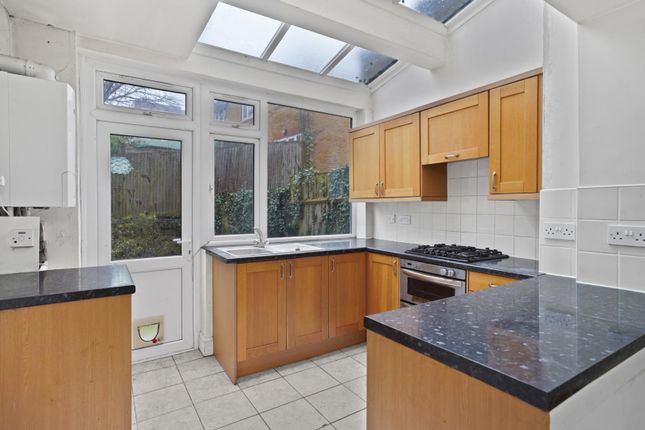 1 bed property, in Woodland Road, £300,000