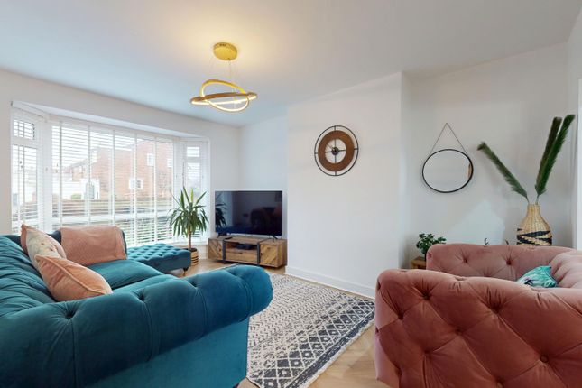 3 bed property, in Bamburgh Avenue, £327,950