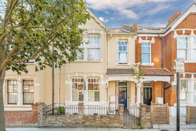 2 bed property, in Collingbourne Road, £550,000