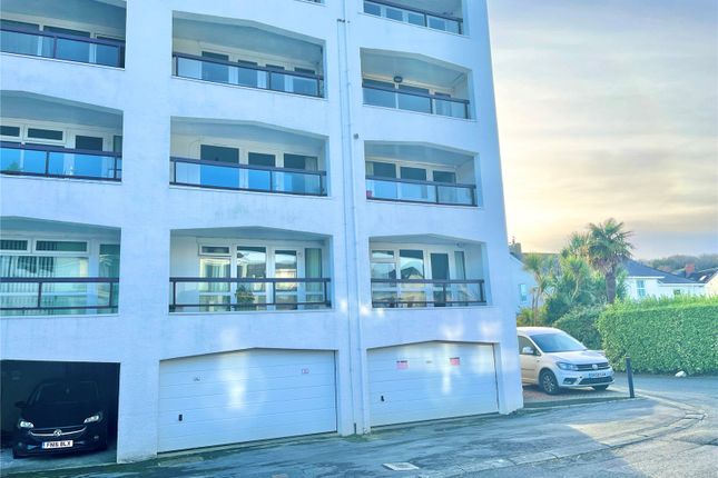 1 bed property, in Captains Walk, £180,000