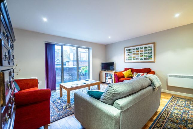 2 bed property, in Stonegate Court, £295,000