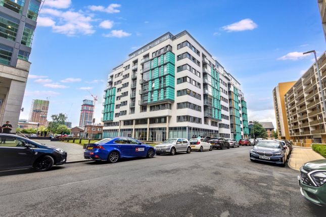 1 bed property, in Ingram Street, £120,000