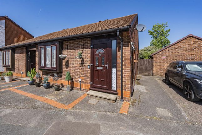 2 bed property, in Cobb Close, £365,000