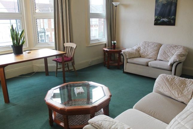 1 bed property, in Squires Lane, £360,000