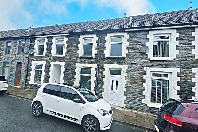 2 bed property, in Phillip Street, £120,000
