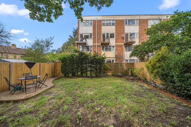 2 bed property, in Addlestone, £285,000
