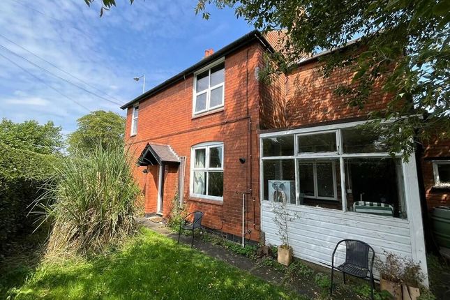 2 bed property, in Hinckley Road, £180,000