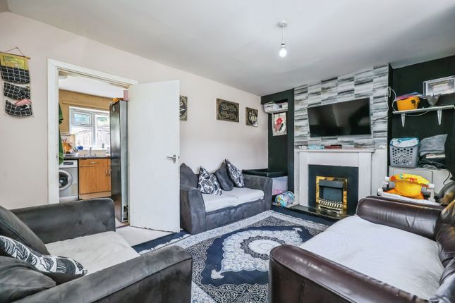 2 bed property, in Rosecroft Drive, £156,800