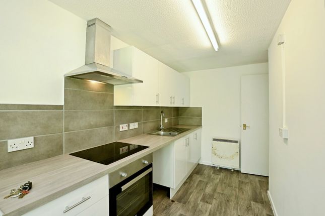 1 bed property, in Oakwood Close, £175,000