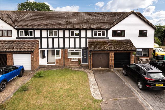 3 bed property, in Coomb Field, £425,000