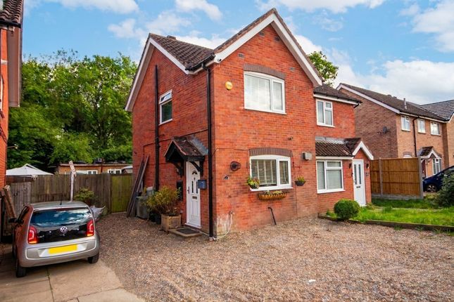 2 bed property, in Burnley Close, £410,000