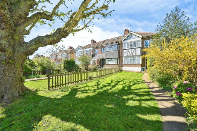 1 bed property, in Chigwell Road, £280,000