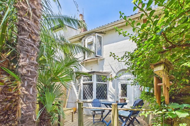 2 bed property, in Crown Gardens, £450,000