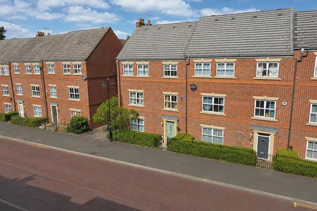 5 bed property, in Featherstone Grove, £400,000