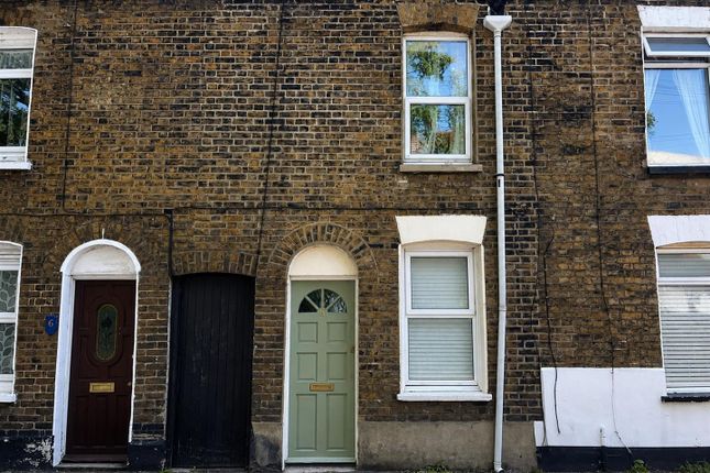 2 bed property, in Beach Street, £160,000