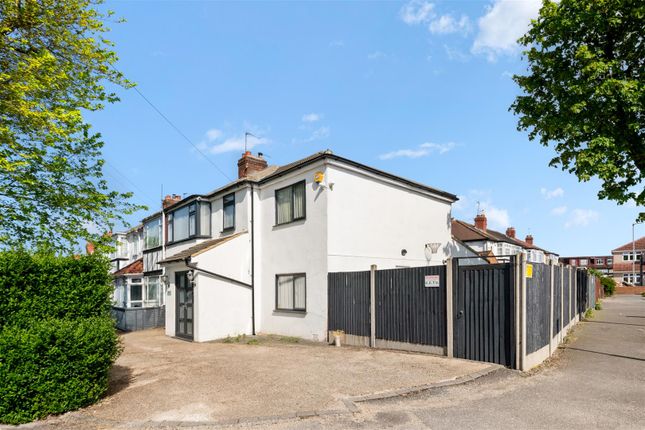 5 bed property, in Whittington Avenue, £785,000