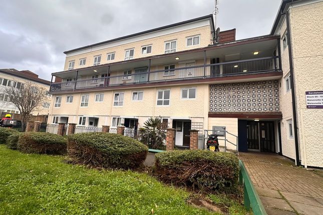 2 bed property, in Sandalwood Road, £200,000