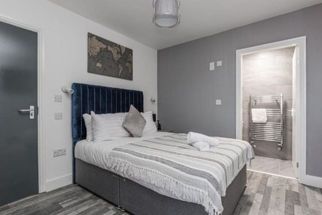 6 bed property, in 122/A Oakfield Road, £460,000